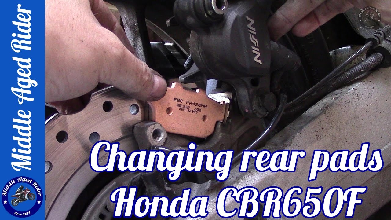 Замена задних тормозных колодок - Honda CBR650F 2015 года выпуска