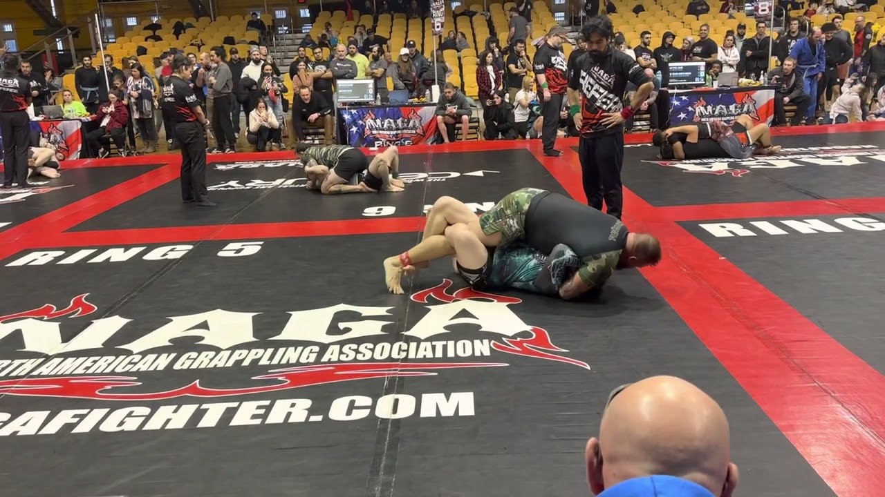 Super heavyweight beginner no gi semi final.