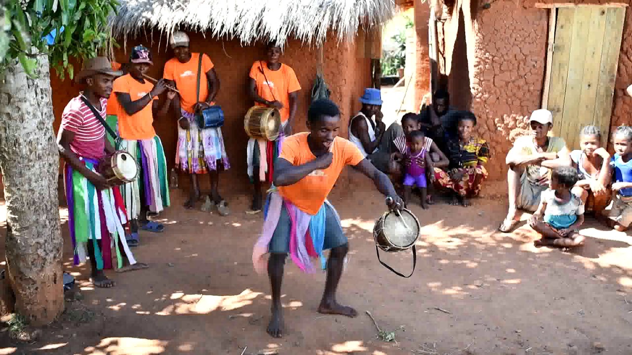 Karitaka - danse traditionnelle malagasy de l'ethnie Bara à Ihosy