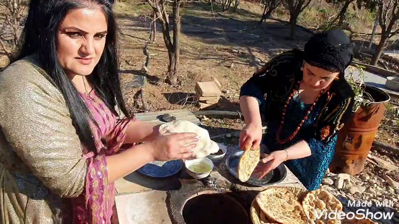 شەیدا خان لەکاتی نان کردن لەگوندی دۆندار / وێنەگر مونعیم بلباس