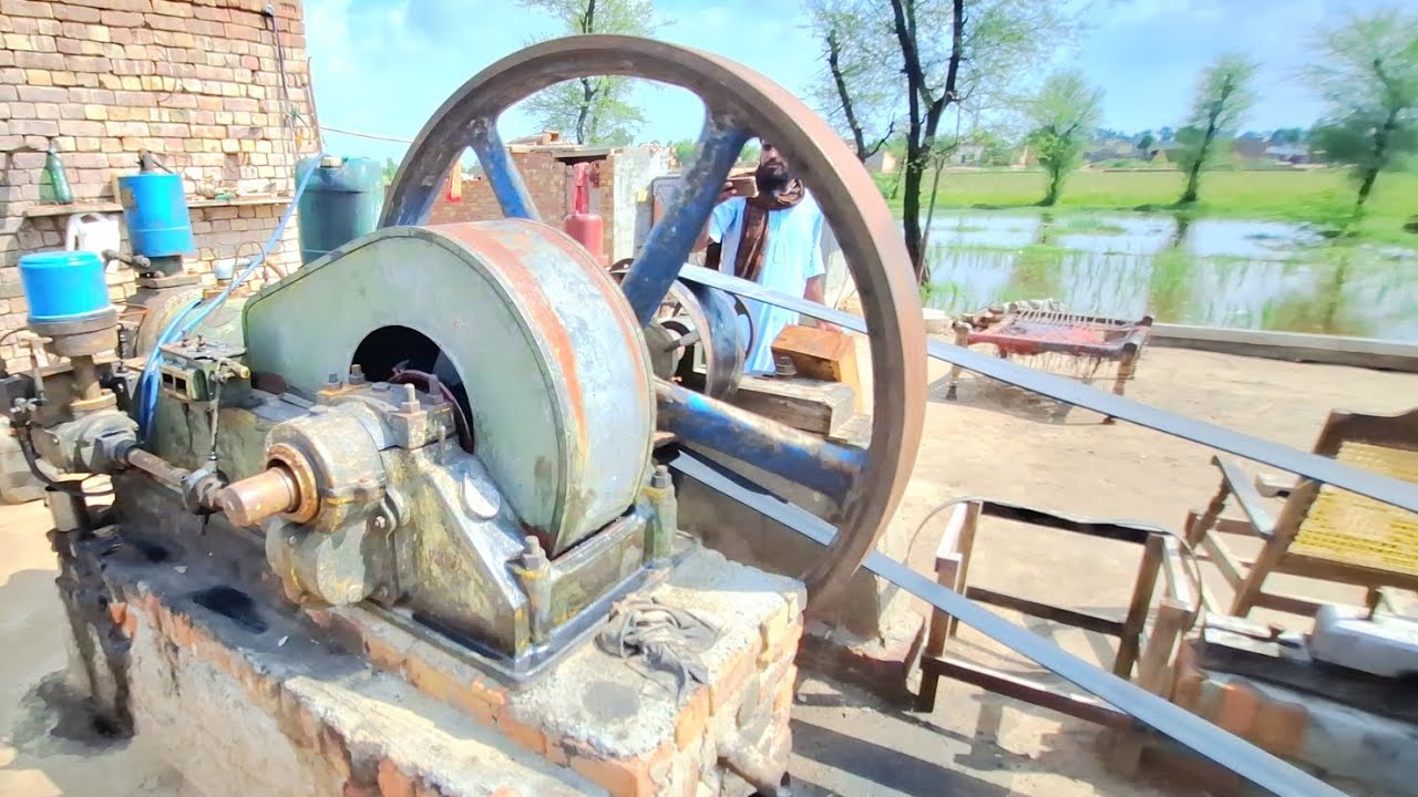 Twenty two horse power eighty year old desi diesel engine // Desi old black engine