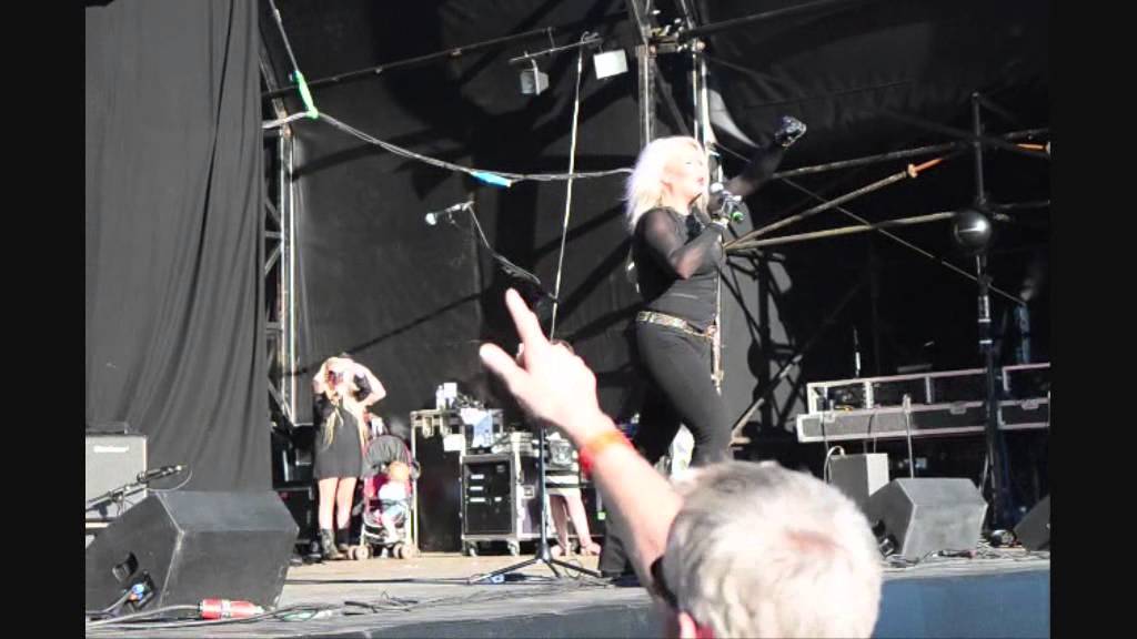 Kim Wilde's excellent performance of Erasure's 