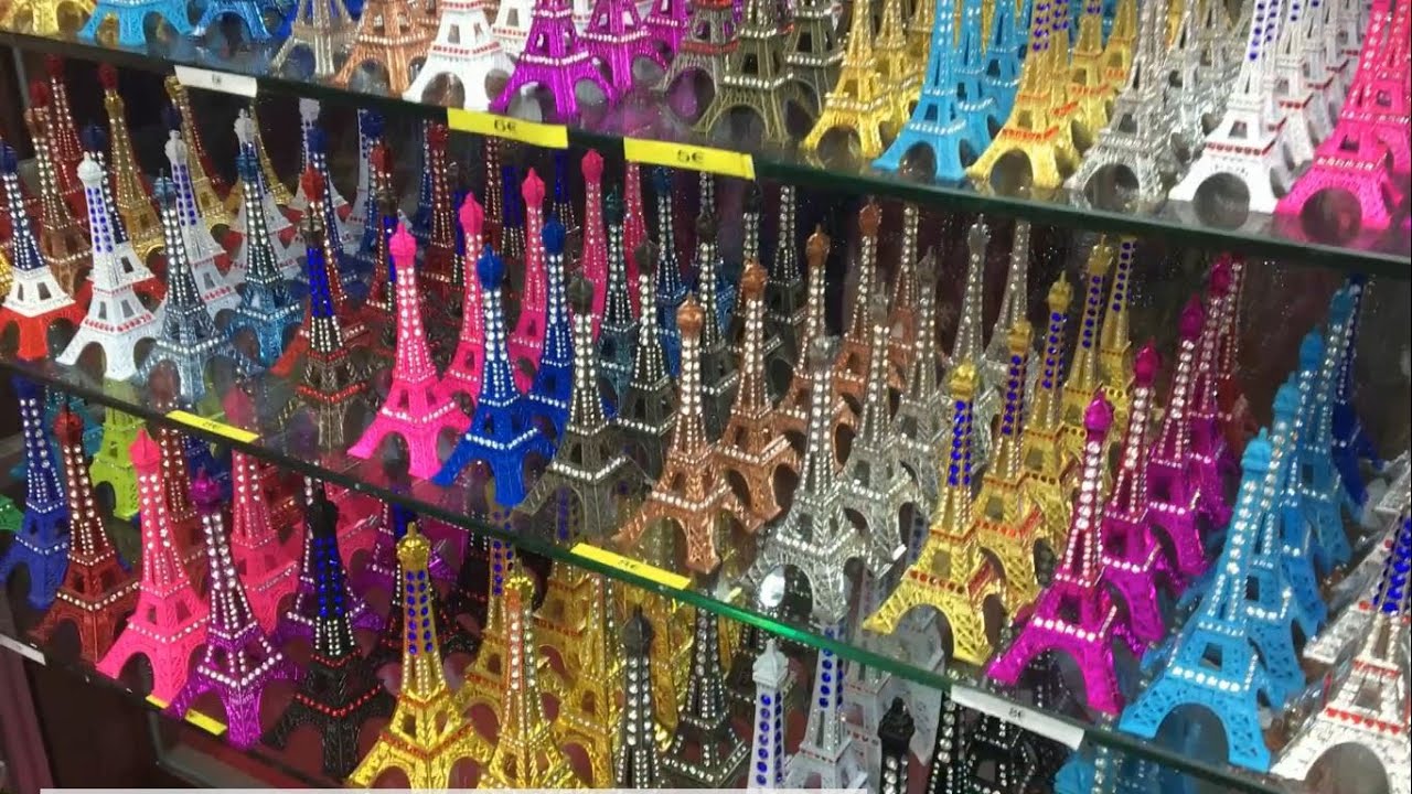 A small Souvenir shop in Paris. Gift shop..Promenade dans Paris