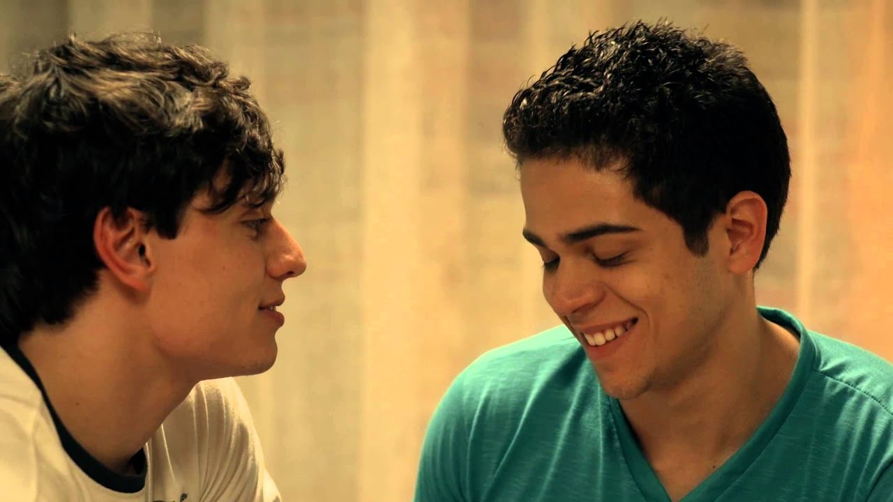 Rodrigo e Lucas em trechos do filme Do lado de fora