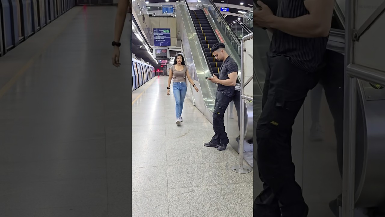 Or chalao phone 📱 😂 le gai chor delhi metro main #fitpunom #youtubeshorts #delhimetro