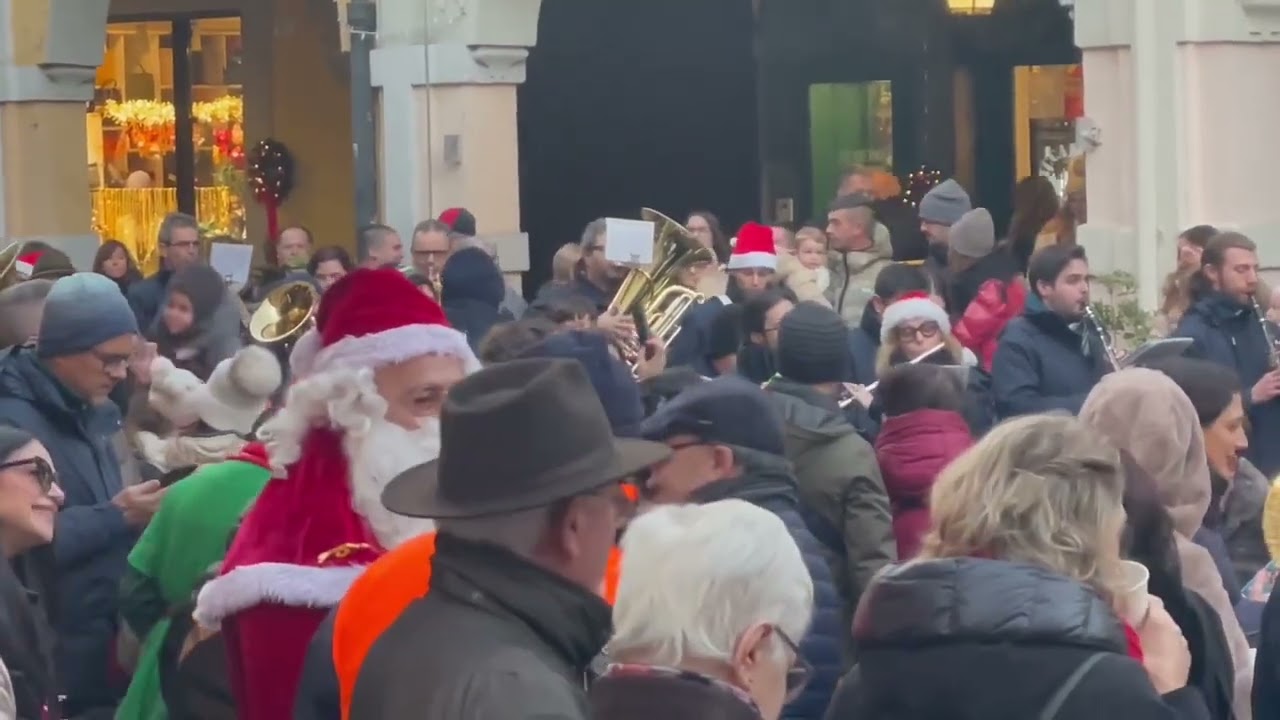 FOLLA FESTOSA IN PIAZZA PER L’ACCENSIONE DELL’ALBERO E L’INAUGURAZIONE DEL PRESEPE CON LA