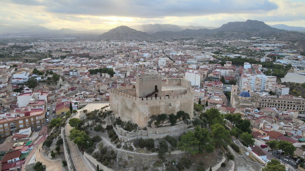 Petrer y su castillo en 4k - A vista de dron