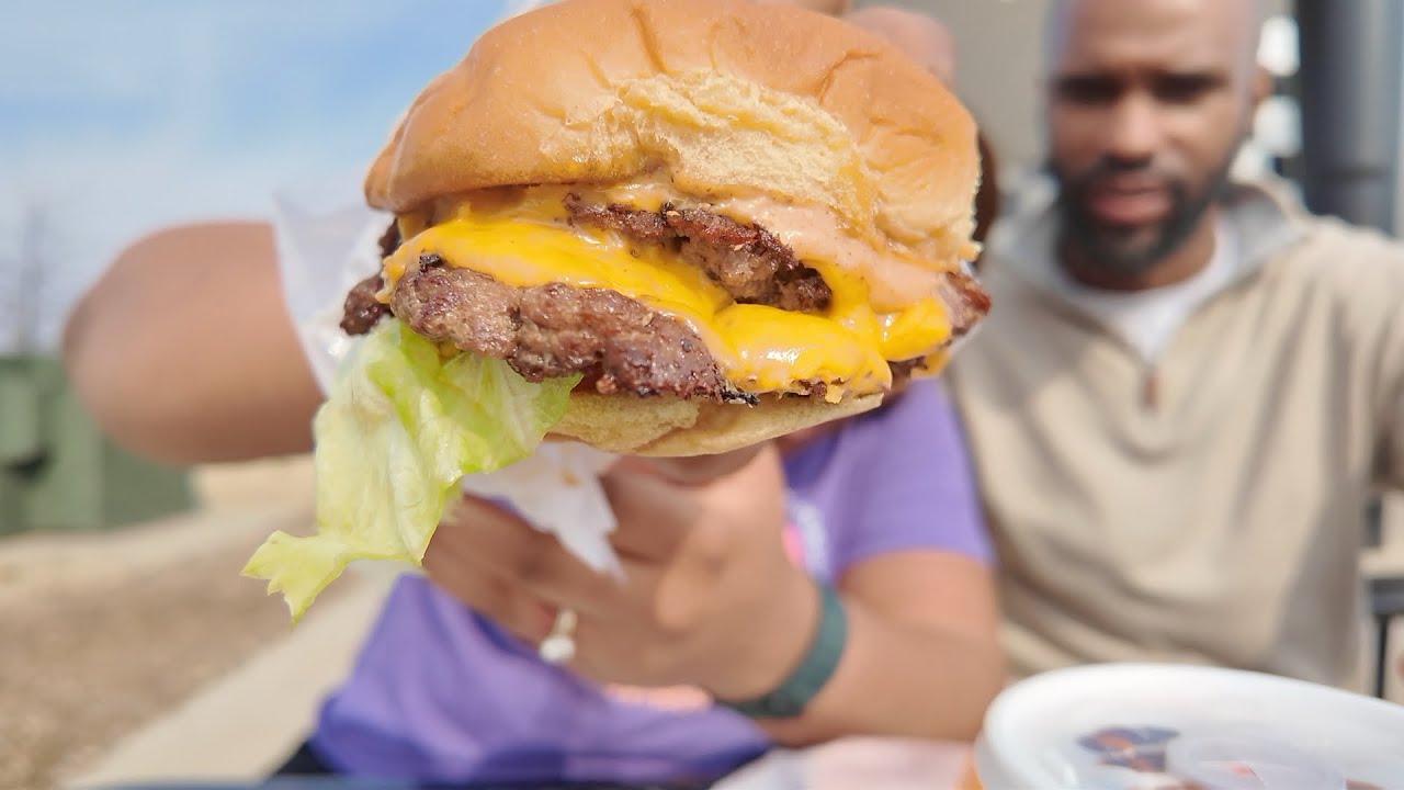 Trying the FAMOUS Floyd’s Sauce! 🍔🔥 Honest Smashburger Review. #burgers #tastetest