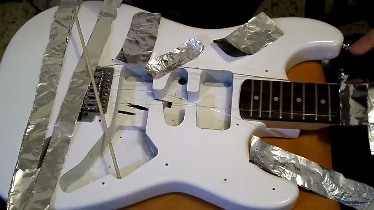 Как УДАЛИТЬ ШУМ ЭЛЕКТРИЧЕСКОЙ Гитары с алюминиевой фольгой- ПРОСМОТР