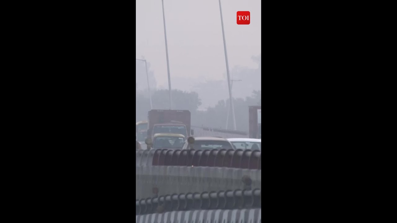 Delhi&rsquo;s AQI remains in &lsquo;very poor&rsquo; category; layer of &lsquo;toxic haze&rsquo; witnessed