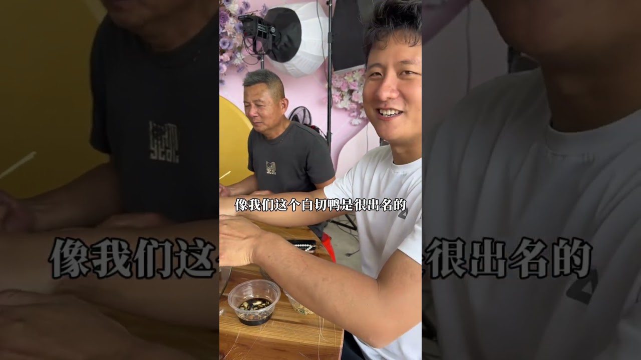 小芬的潮汕娘家人来到湛江催生了，带上了四个红鸡蛋，还有好多宝宝的衣服和特产，每件都好可爱，学长爸妈准备了一桌饭菜，大家都好期待小孩的出生#广东 #湛江 #孕晚期 #家庭日常 
