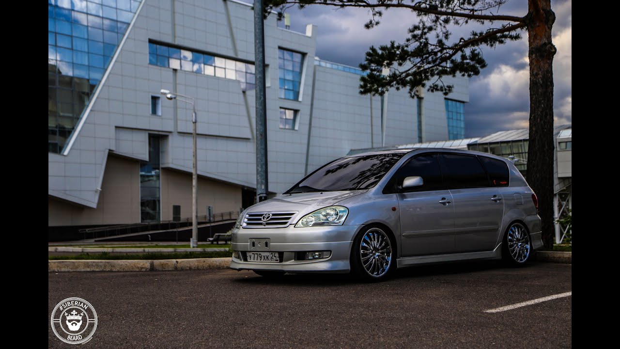 Toyota Ipsum правильный мини-вэн
