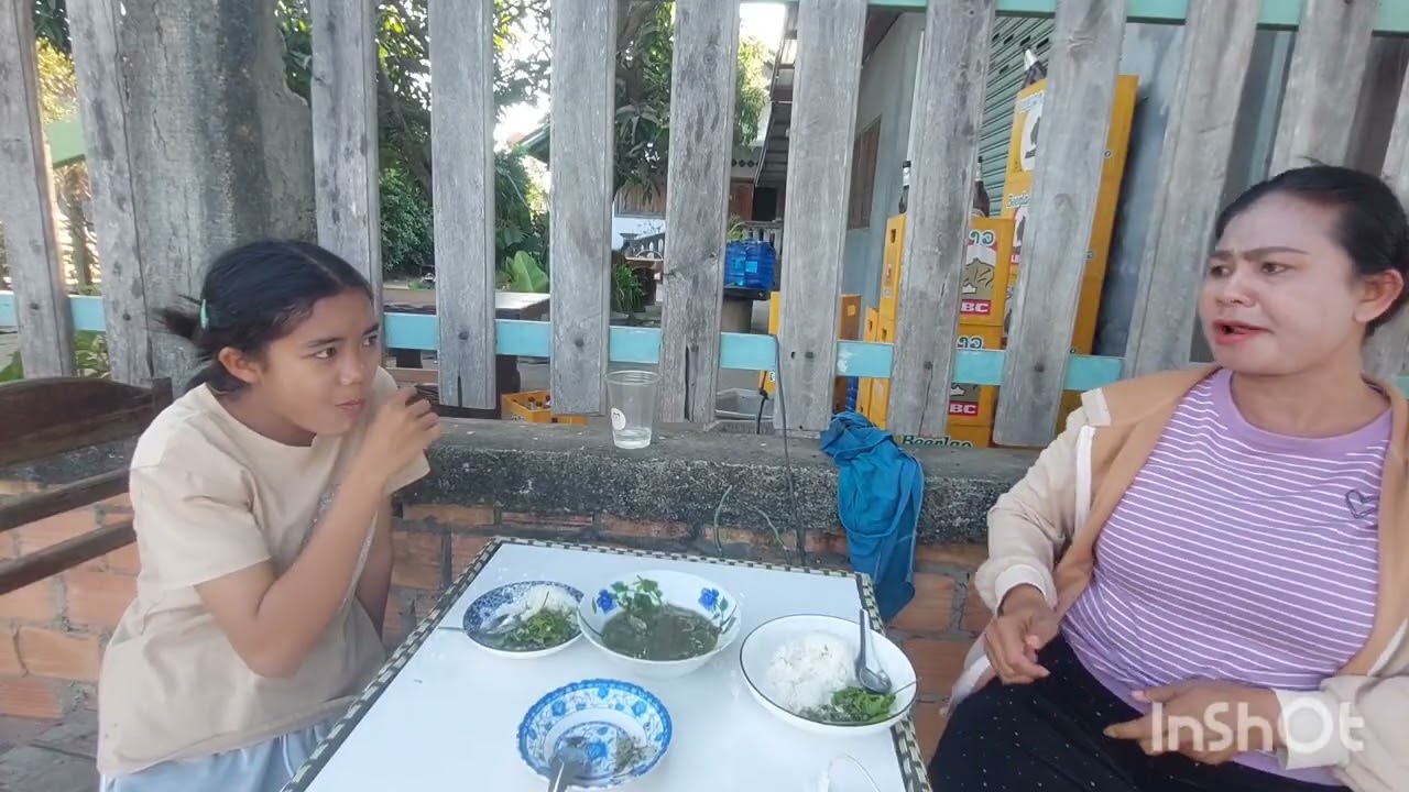 กินแกงเหัดใส่ผักหวานนั่งขายของด้วยจ้า
