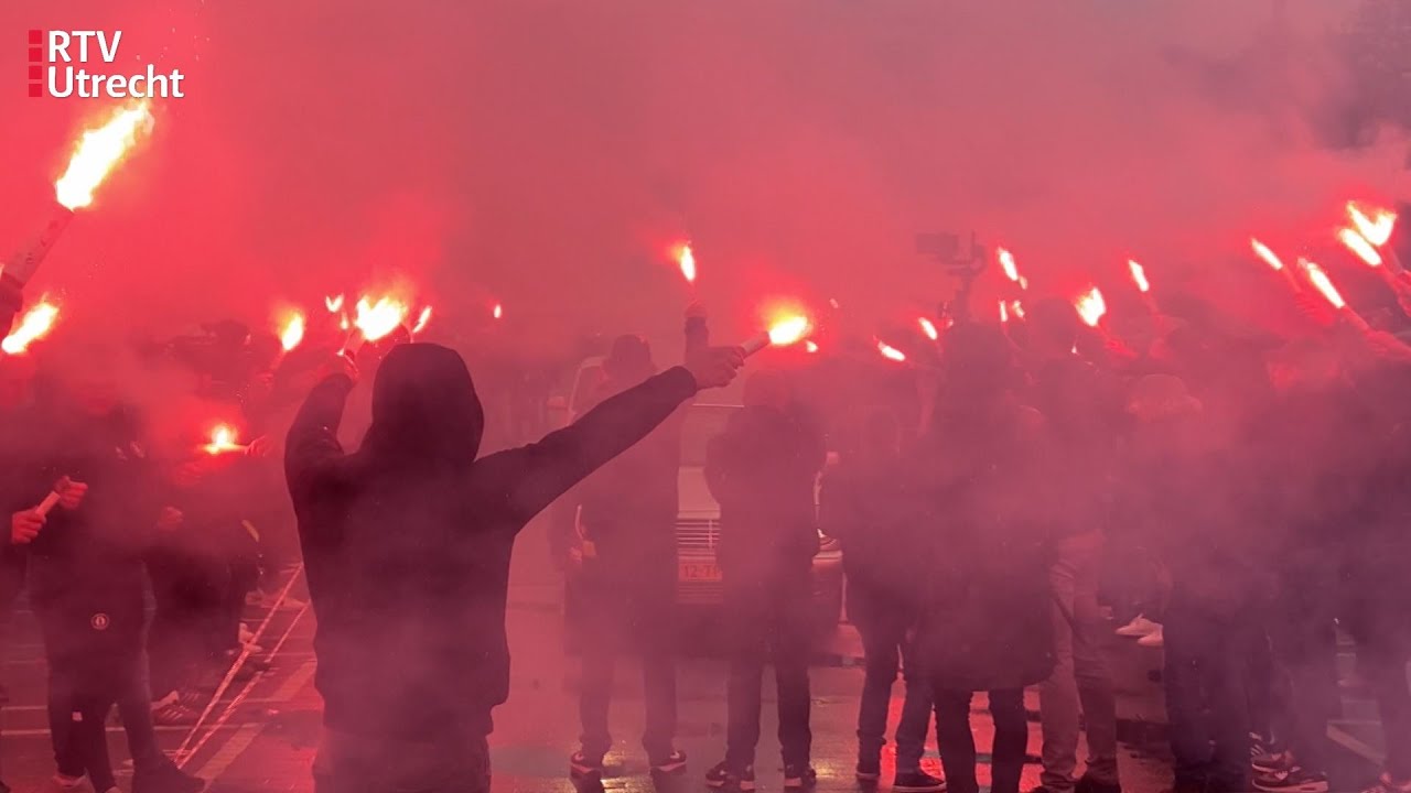 Supporters nemen afscheid van FC Utrecht-icoon 'Adje'  [RTV Utrecht]