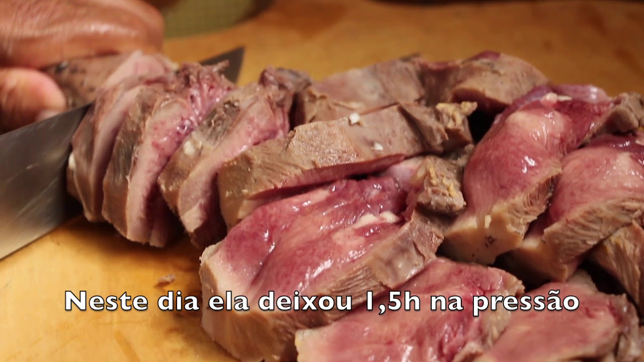 ALEXANDRINA FAZ LÍNGUA COM VINHO TINTO