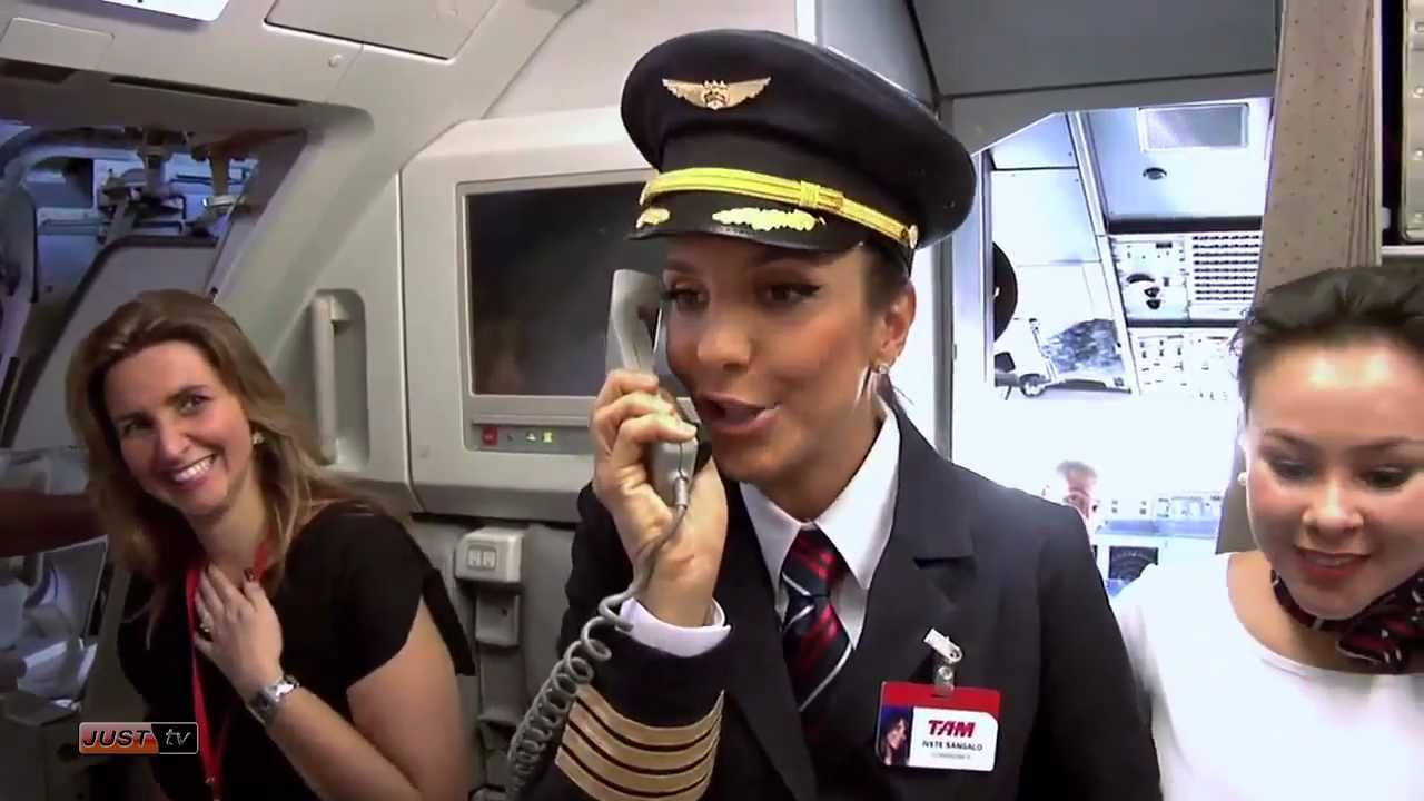 Ivete Sangalo recepciona passageiros da TAM