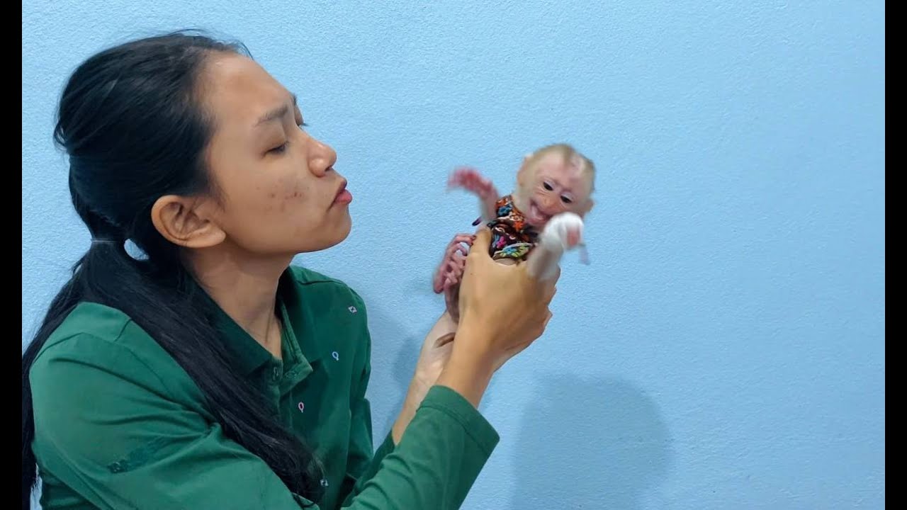 No no..!! Shyness Jasmine Ignoree Face From Mom Kisss To Comfort H