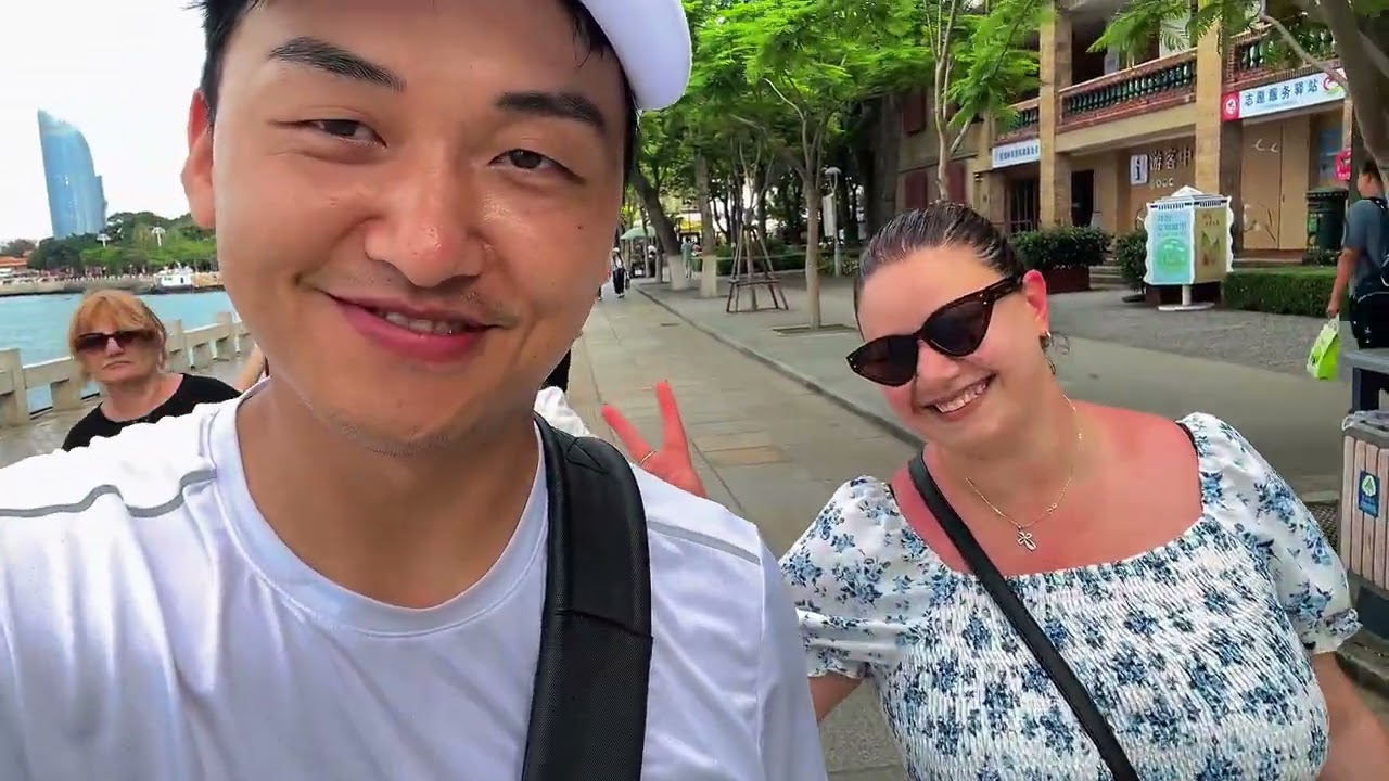 从未见过大海外国丈母娘和闺蜜，看到中国的碧海蓝天被惊讶太美了 #中国女婿带外国丈母娘游中国#强子和扎拉#鼓浪屿#旅行推荐官