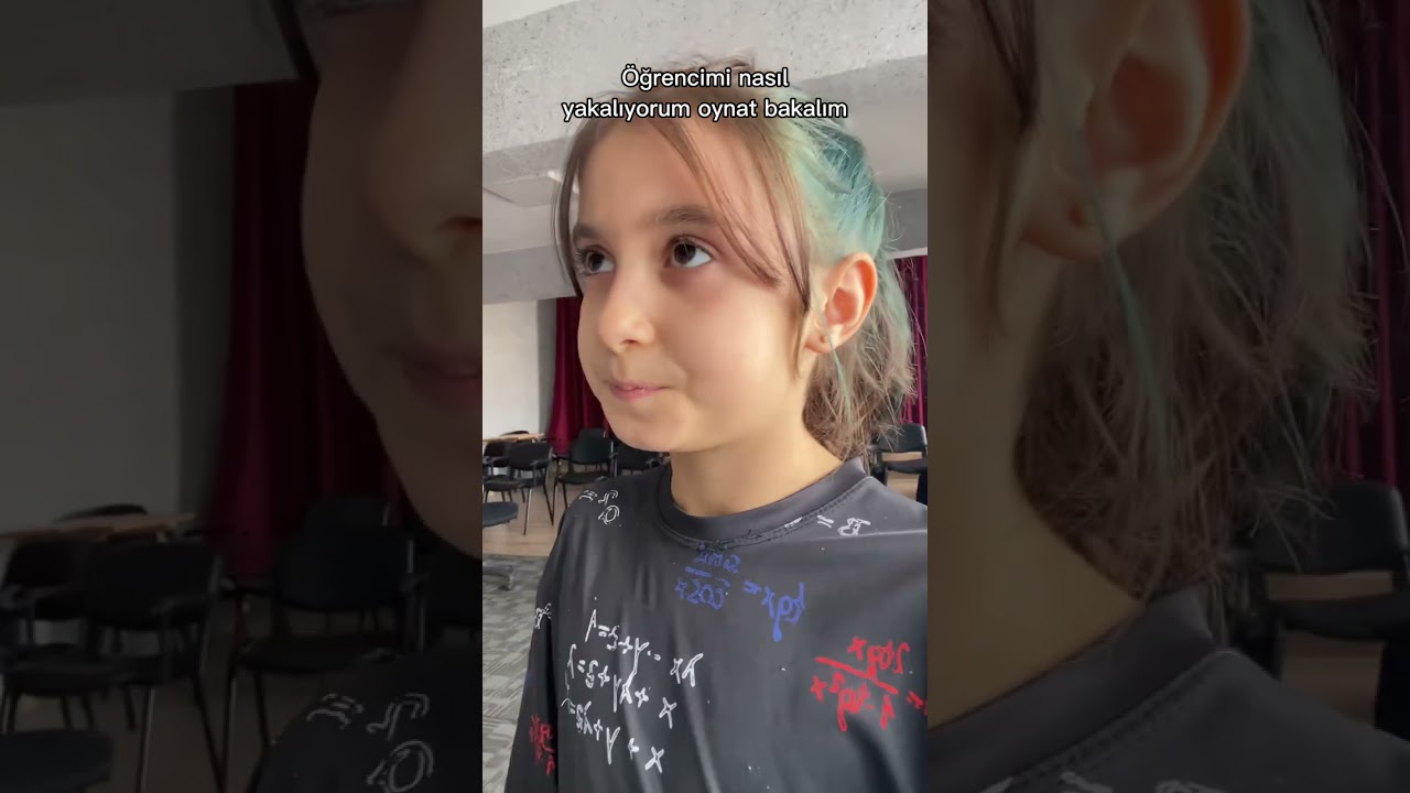 Öğretmen Öğrencisi şarkı söylerken yakalıyor 😄
