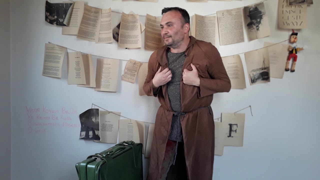 Akıllı deli..tekkişilik tiyatro oyunu...