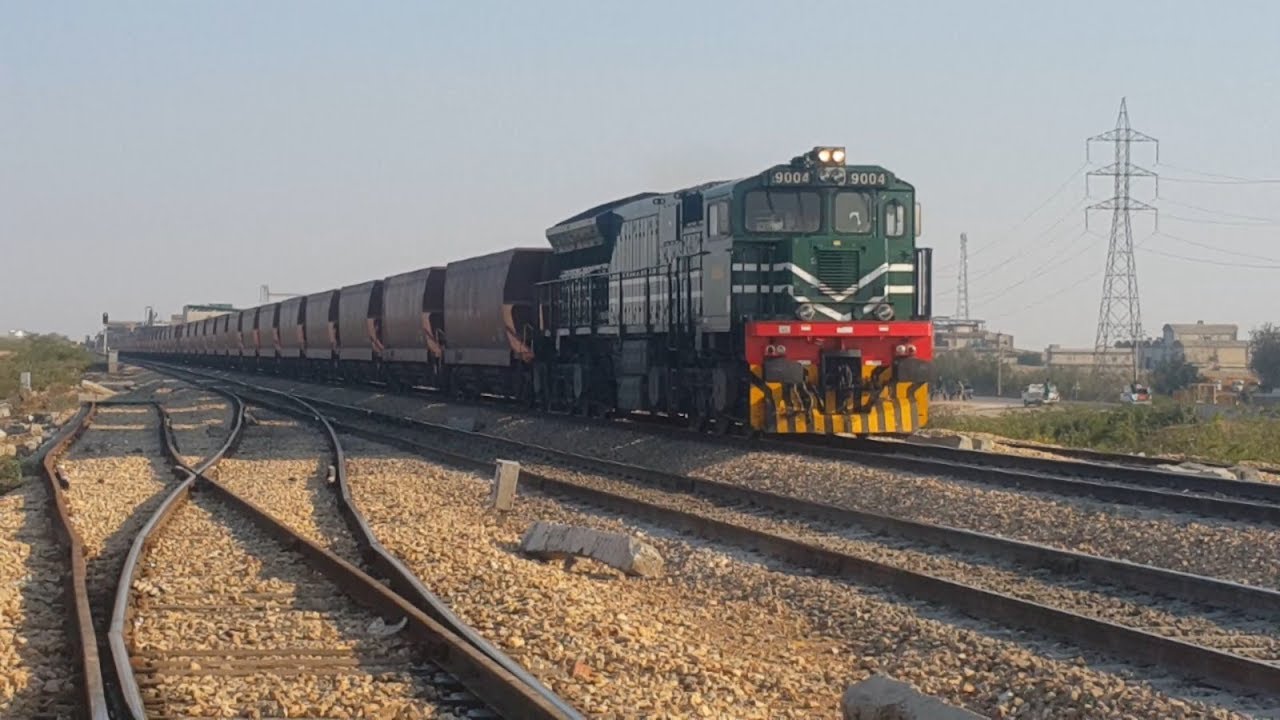 GE Locomotive Haul Long Freight Trains || Coal Transportation Through Pakistan Railways