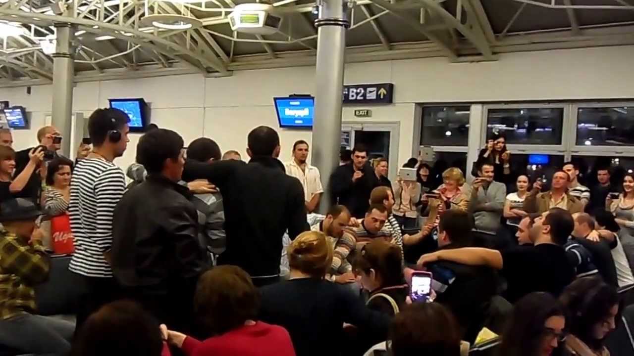 ГРУЗИНЫ ПОЮТ В КИЕВЕ В АЭРОПОРТУ / Georgian national songs in Kiev airport 3