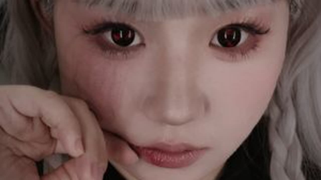 Lolita|吸血鬼小女仆妆容分享🖤🖤 算是一期妆容教程其实应该再带一副牙齿之类的就完美啦！在万圣节的打扮里面算是没有那么夸张的一款~灵感是早年看的一个美剧哈哈哈哈哈哈希望这个视频姐妹...
