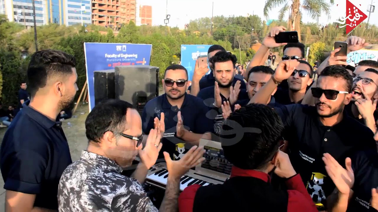 شوف بنات هندسه المنصوره تغنى العب ياله فى حفله التخرج مع محمد حاتم برعايه ايهاب النبوى