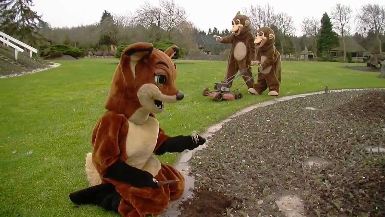 Rita, Zig og Zag planter og sl&aring;r gr&aelig;s.
