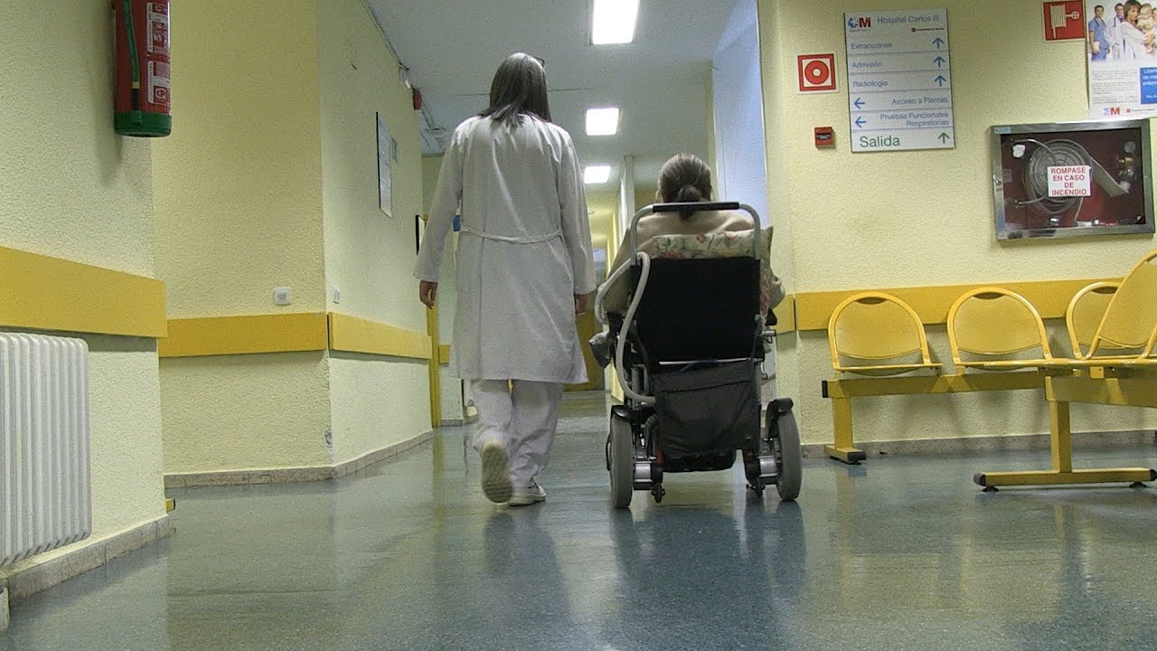 En primera línea - Las enfermeras, el alma de la Unidad de ELA