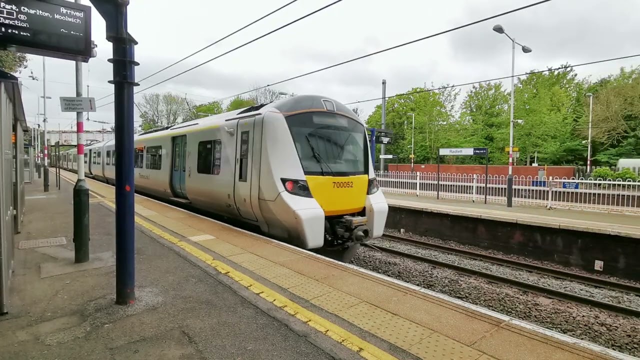 UK. Train Station at Radlett 😁🚅😀🚄🚝
