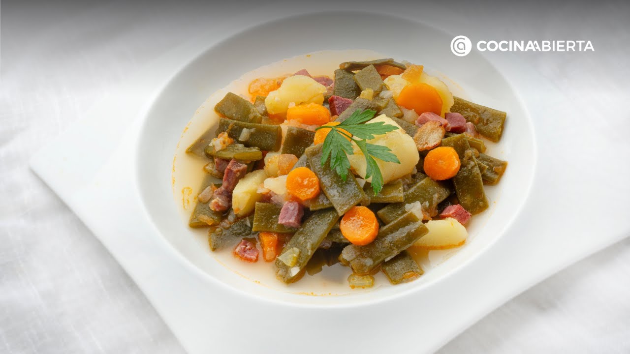 Jud&iacute;as verdes a la jardinera, receta tradicional con verduras y jam&oacute;n de Karlos Argui&ntilde;ano
