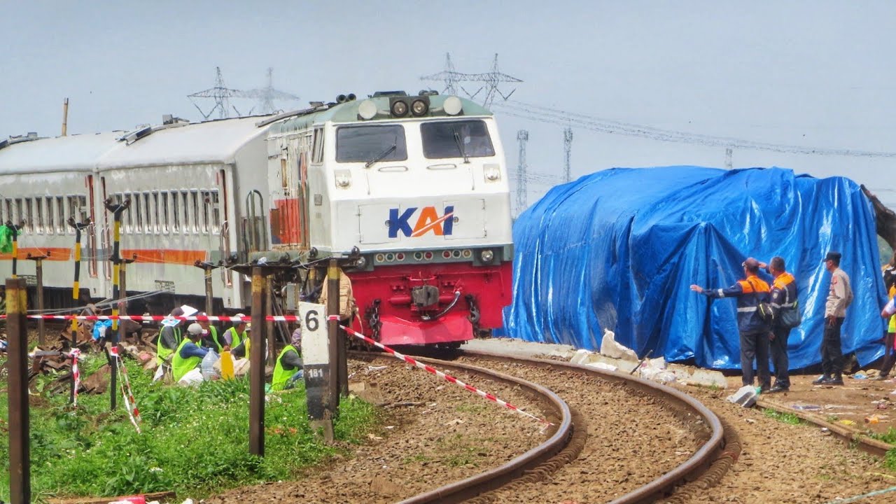 Kereta Melintas Di Lokasi Tabrakan Dengan Kecepatan Terbatas .Perjalanan Kereta Kembali Normal.