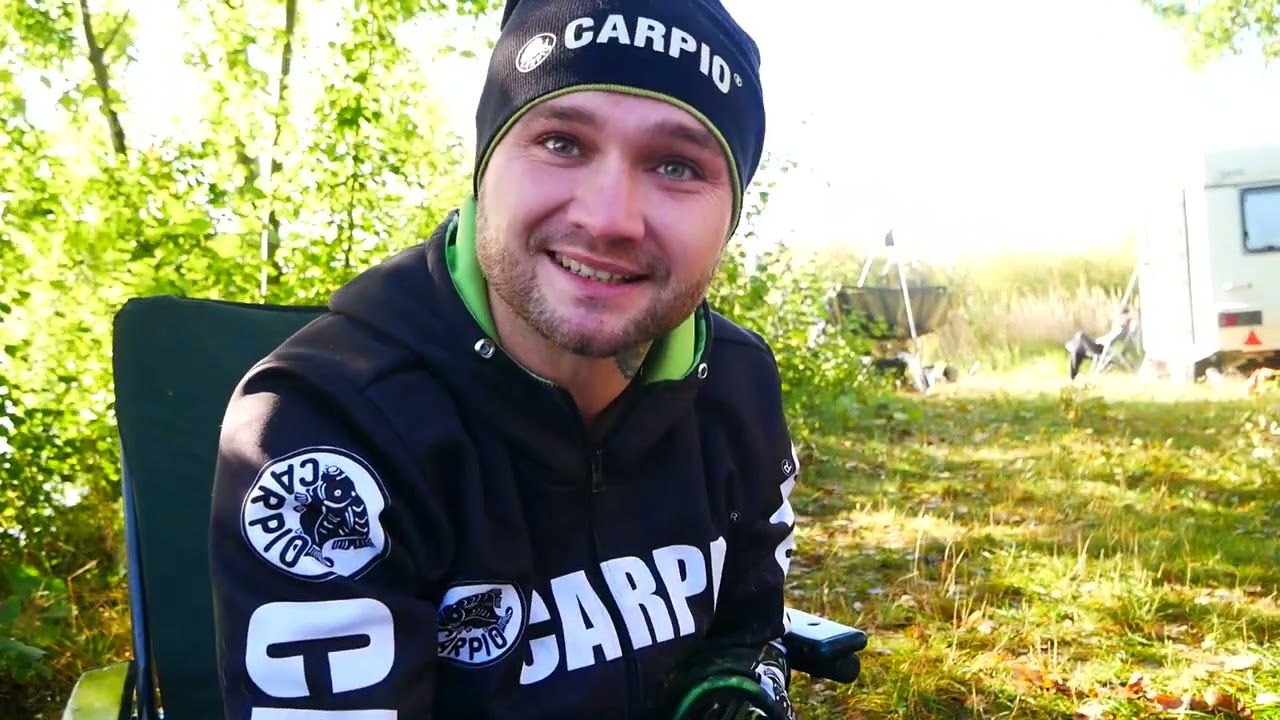 Jaco szykuje zestawy na wsp&oacute;lnej zasiadce.