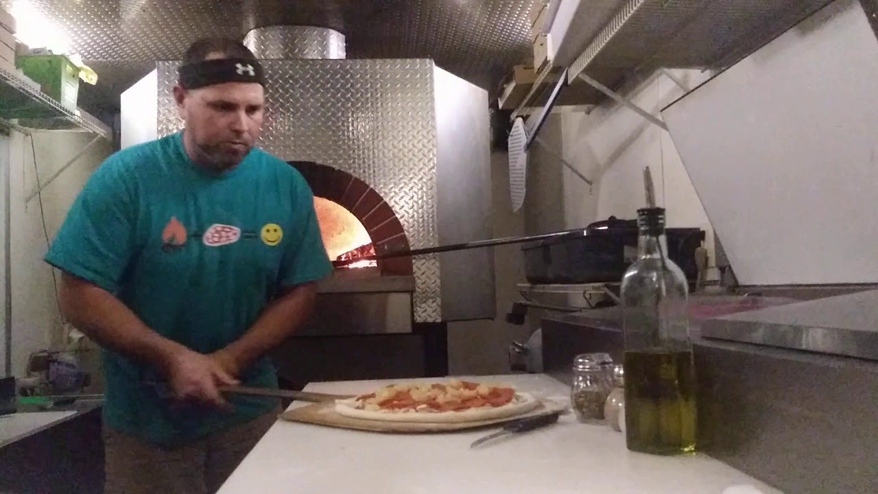 WOOD FIRED PIZZA TRUCK WORKING A ORDER