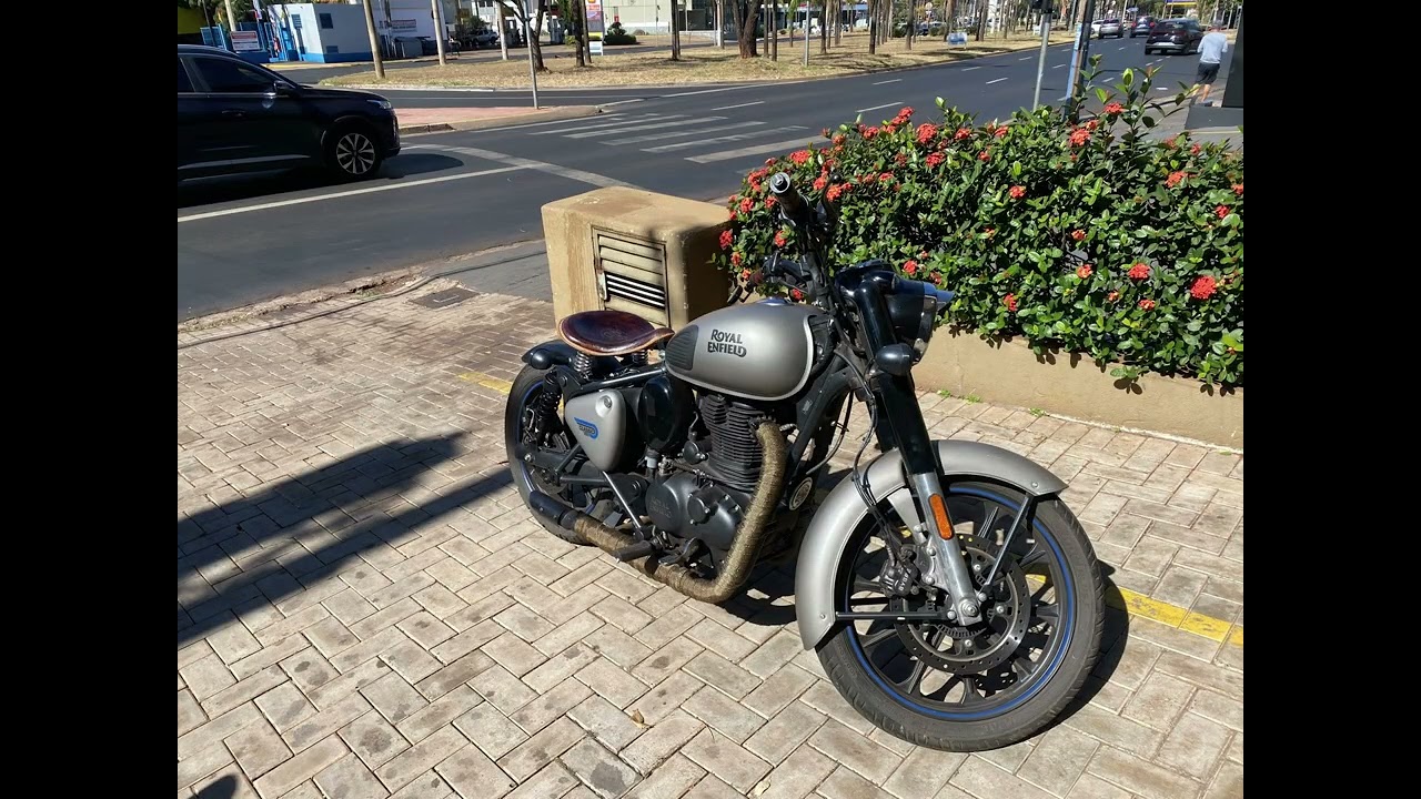 Royal Classic 350 Bobber by Ado @OFrankMartins @B12Garage @Rodrigoliveira @volcanogarage6106 