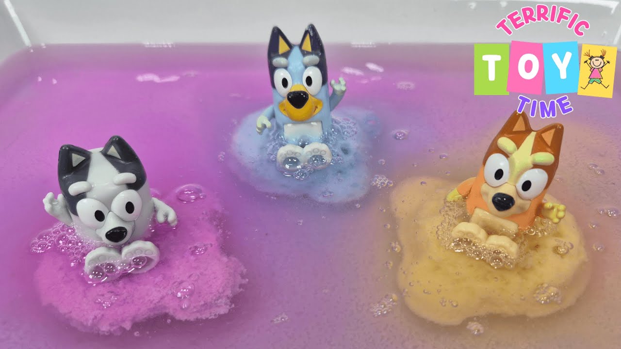 Bath Bomb Fun! Bluey Muffin and Bingo's Colorful Bath Time 🛁 - splash - bubble play  | Bluey Toys