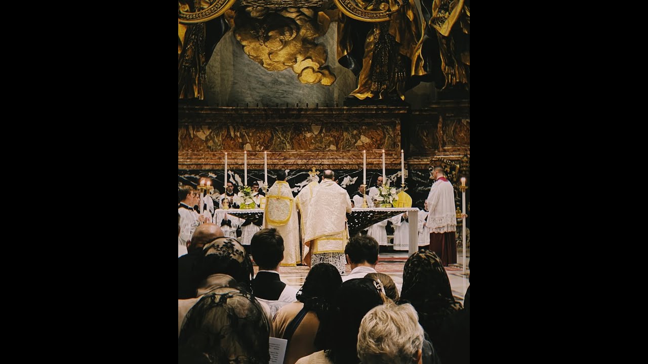 Missa Pontifical celebrada pelo Cardeal Raymond Burke no Vaticano. #tridentinemass #roma #papa