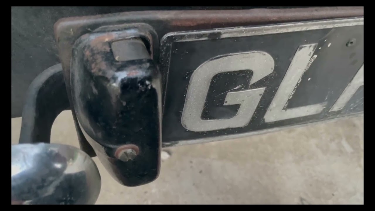 Disassembly of Morris Minor Traveller Rear Compartment Part 1