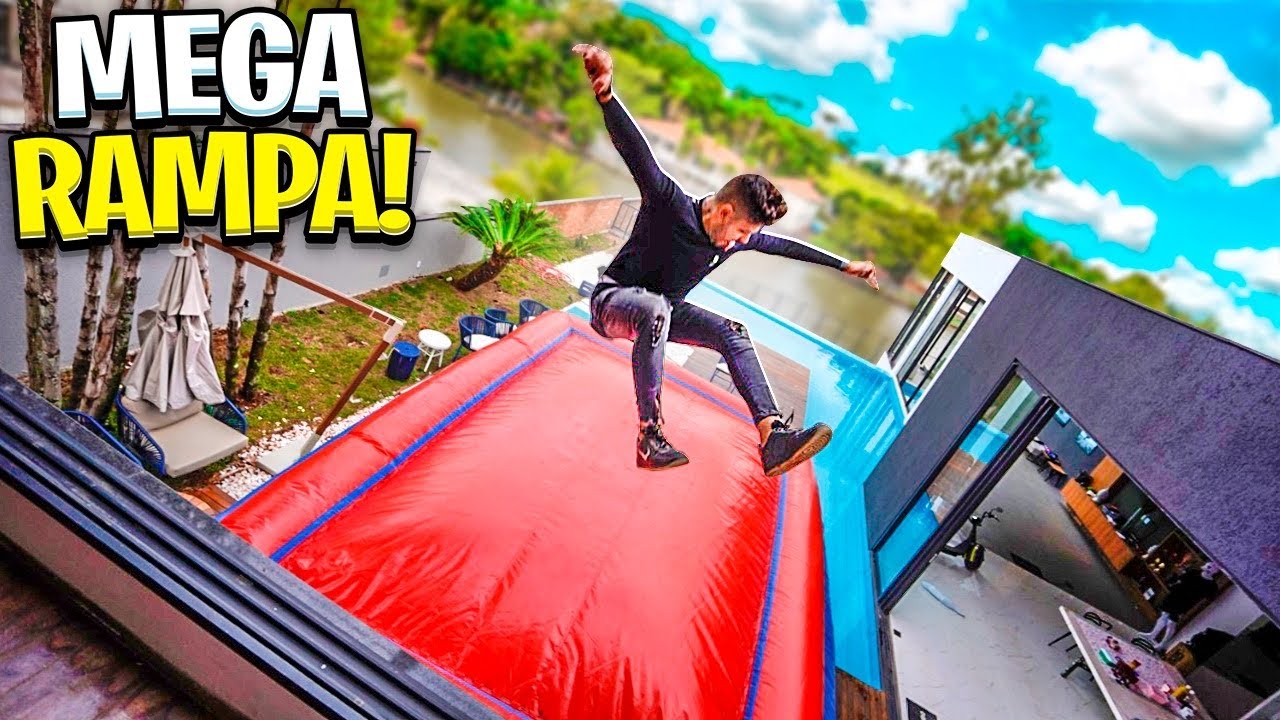 PULEI DE CIMA DA CASA NA MEGA RAMPA INFLAVÉL * Muita doideira *