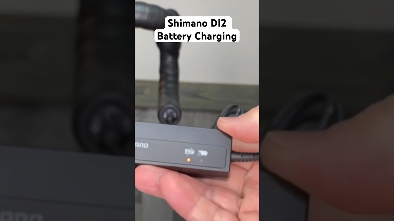 Зарядка аккумулятора Shimano Di2 и как проверить уровень заряда аккумулятора Di2 #shorts #shimano...