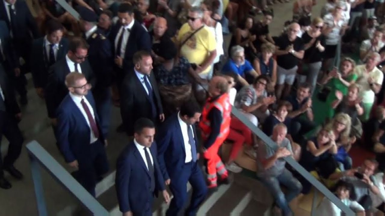 Salvini e Di Maio accolti da applauso ai funerali di Genova