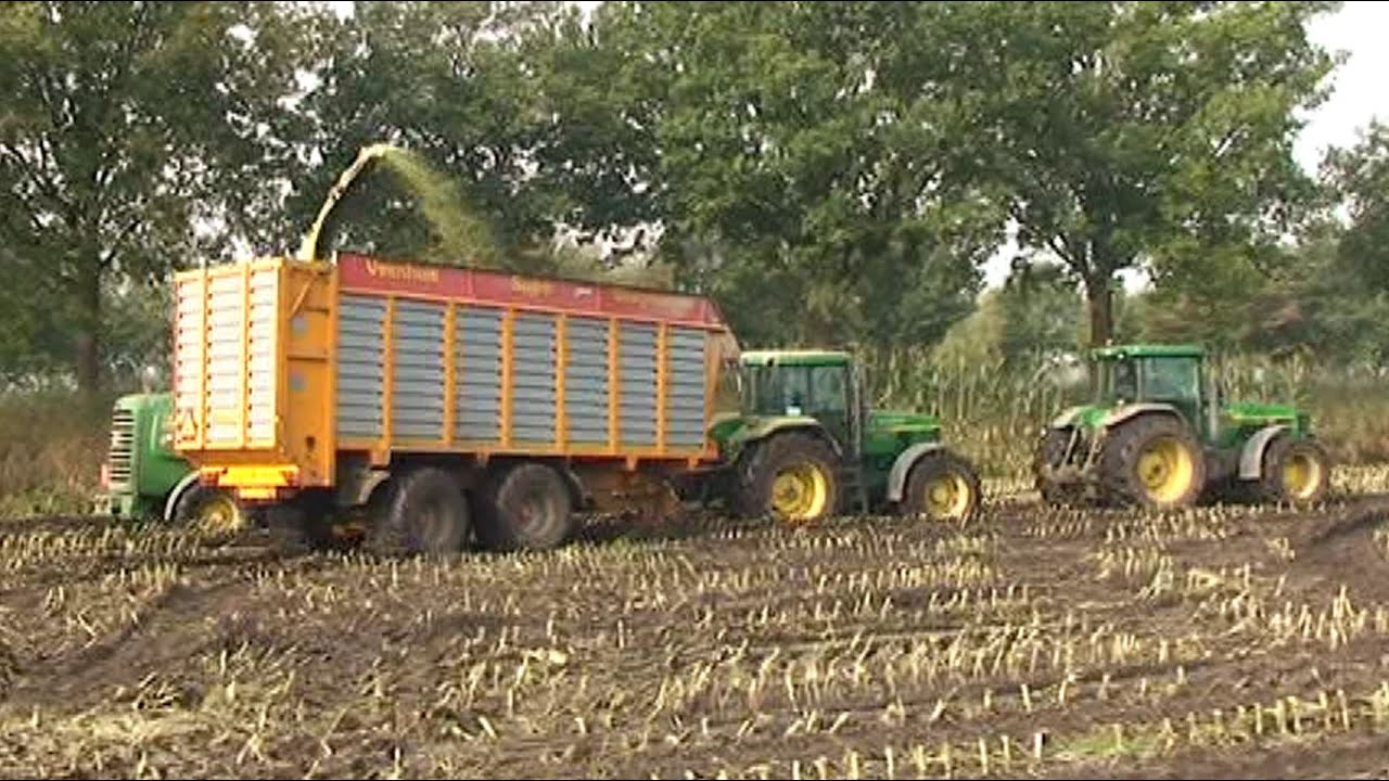 Maïs 2011 | John Deere 8410 sleept een John Deere 7710 door een natte hoek | JD 7930 met Vicon T Rex