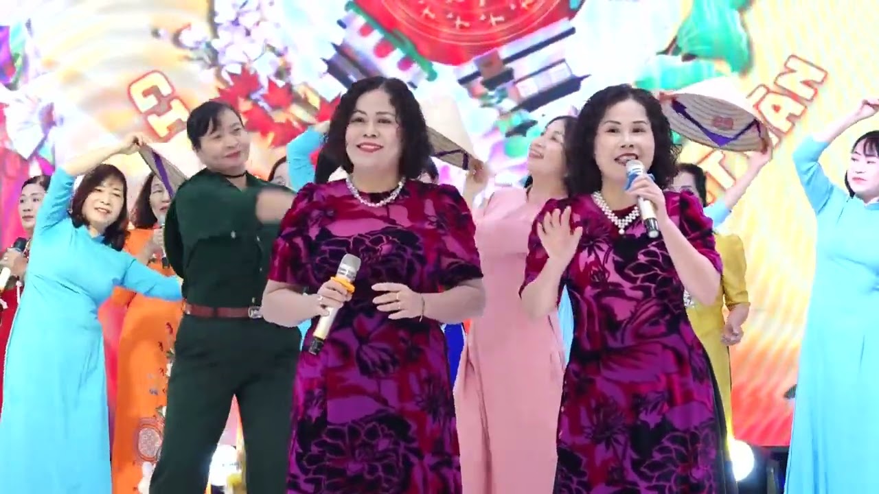 Trời xanh Hà Nôi.(Quý bà Đan Phượng) biểu diễn