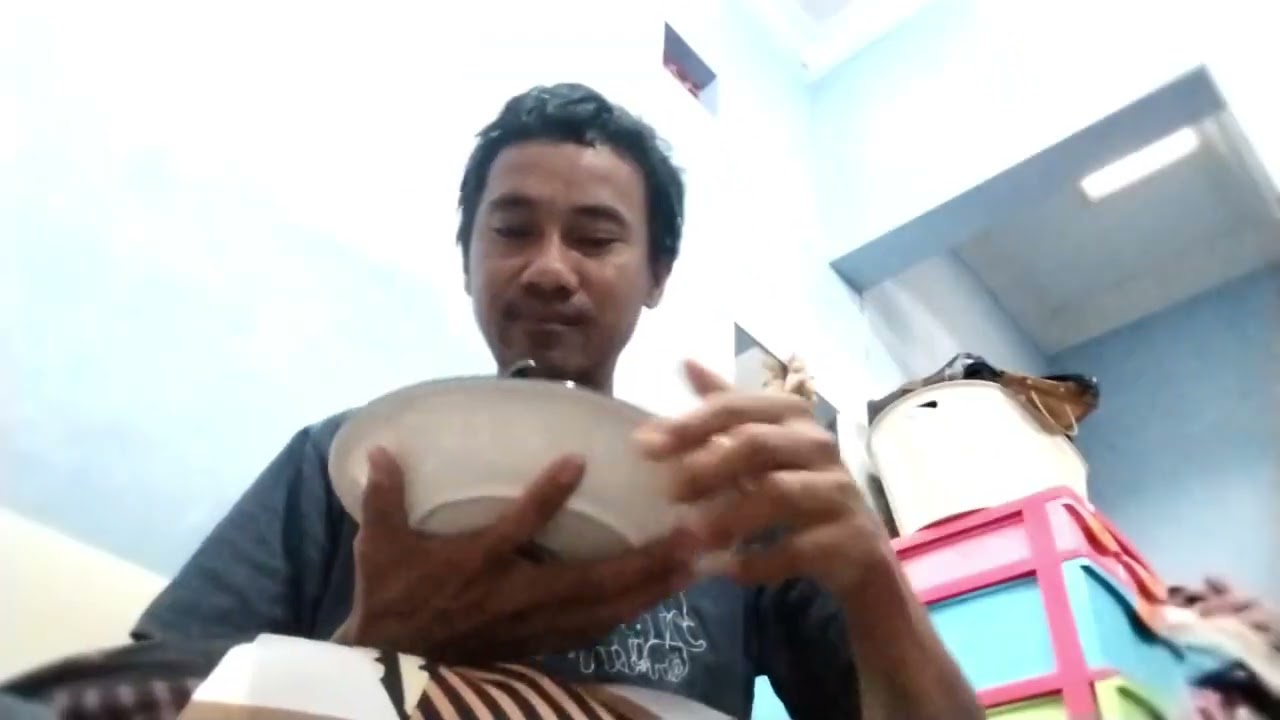 Lagu kenangan populer Ebiet G Ade pengantar makan siang