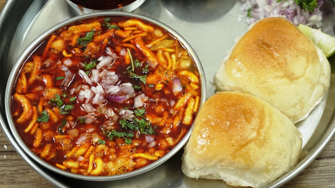 झणझणीत मिसळ पाव  | Misal Pav recipe recipe in Marathi | Puneri Misa l Misal recipe
