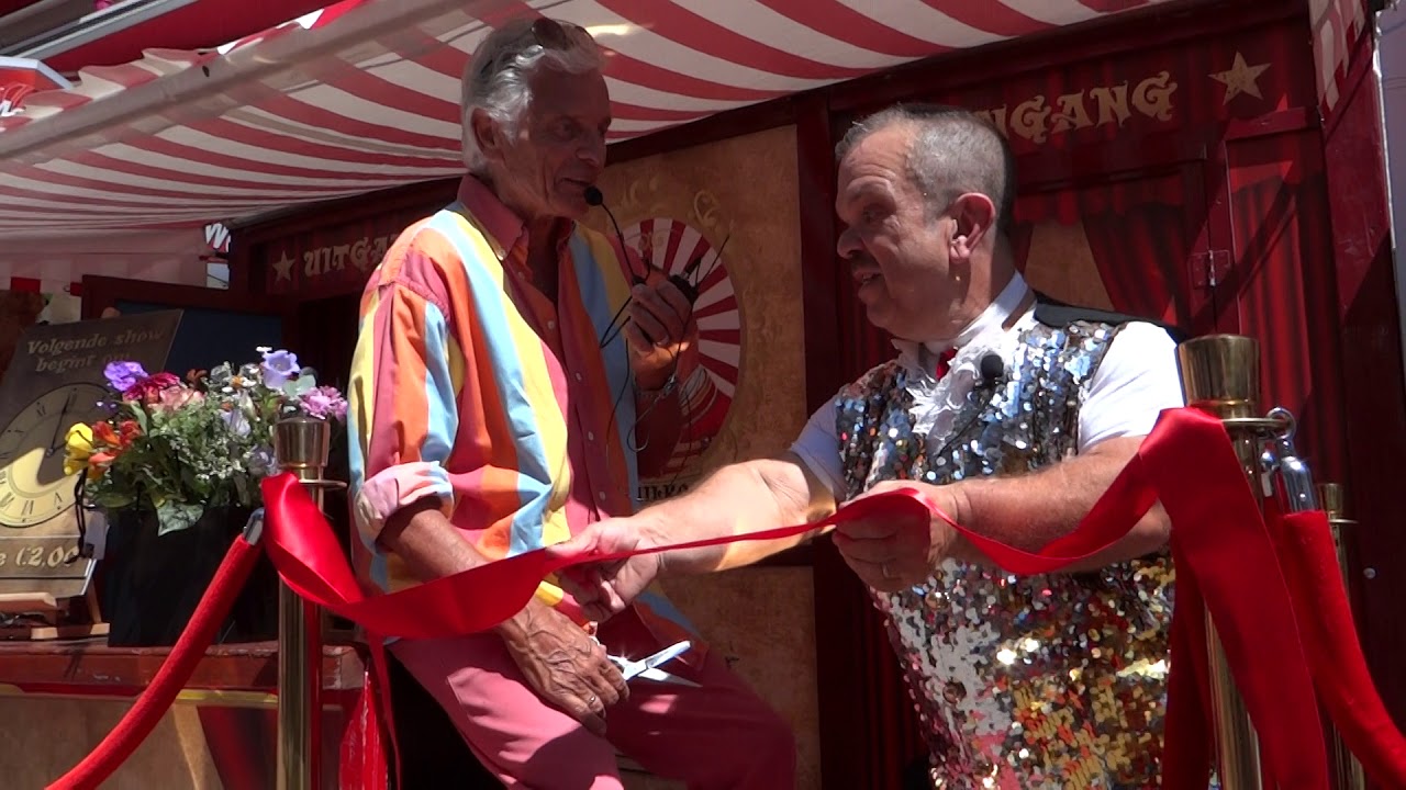 Officiele opening Vlooien circus op de kermis van Uden door Ben Kramer