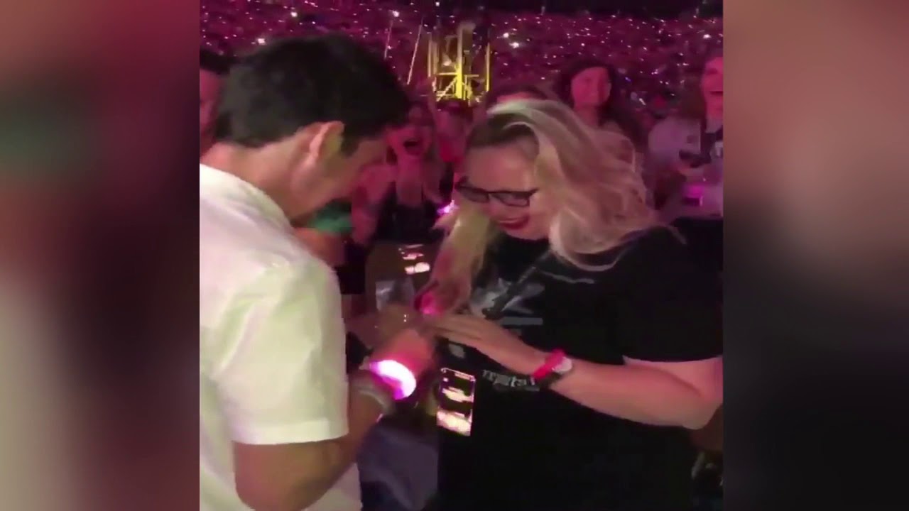 Man proposes to girlfriend during Taylor Swift concert | Viral Wedding Proposal