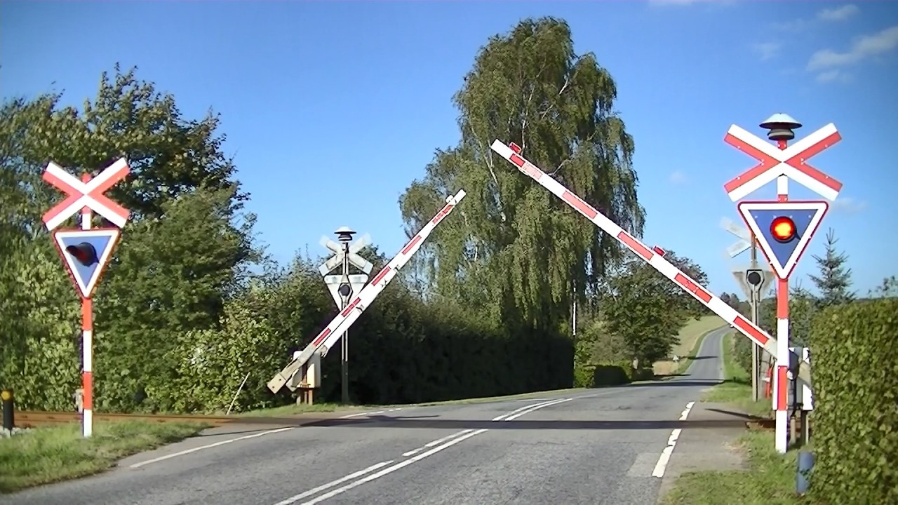 Spoorwegovergang Bording (DK) // Railroad crossing // Jernbaneoverskæring