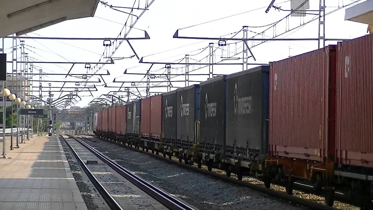 Renfe 253.043 con mercancías mixto por Girona